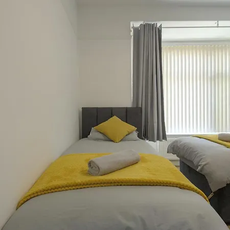 Contractor House Sleeps 8 Private Garden Near M6 Motorway Business Wi-fi Birmingham