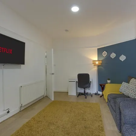 Apartment Contractor House Sleeps 8 Private Garden Near M6 Motorway Business Wi-fi Birmingham
