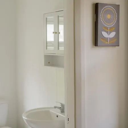 Contractor House Sleeps 8 Private Garden Near M6 Motorway Business Wi-fi Apartment *