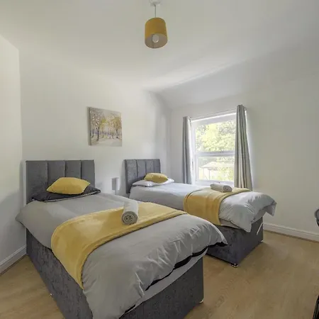 Contractor House Sleeps 8 Private Garden Near M6 Motorway Business Wi-fi
