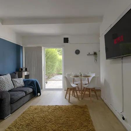 Contractor House Sleeps 8 Private Garden Near M6 Motorway Business Wi-fi *