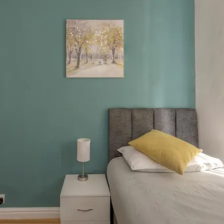 Contractor House Sleeps 8 Private Garden Near M6 Motorway Business Wi-fi Apartment Birmingham