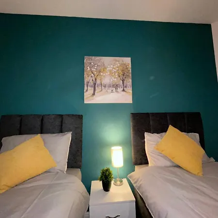 Apartment Contractor House Sleeps 8 Private Garden Near M6 Motorway Business Wi-fi Birmingham