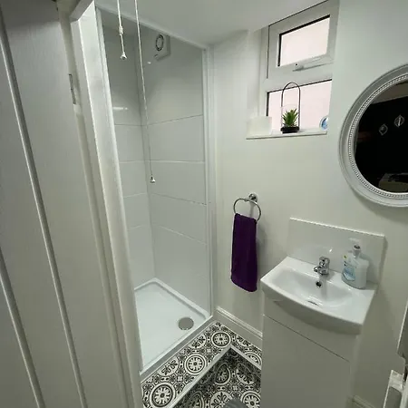 Contractor House Sleeps 8 Private Garden Near M6 Motorway Business Wi-fi *