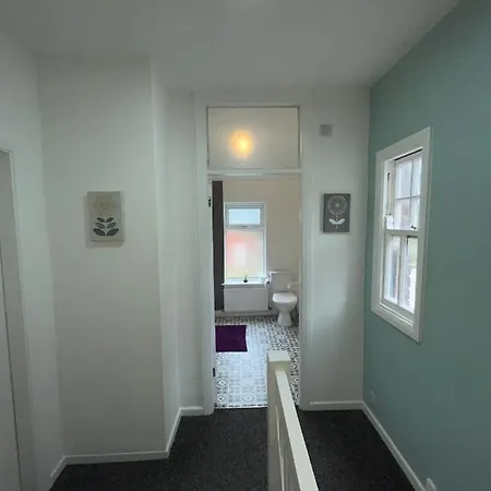 Contractor House Sleeps 8 Private Garden Near M6 Motorway Business Wi-fi * Birmingham